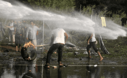 Hungarian-Fence-Refugees2_01