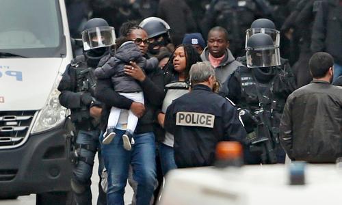 Paris-Families-are-evacuated-frm-sts-nr-t-raid-2015-11-18