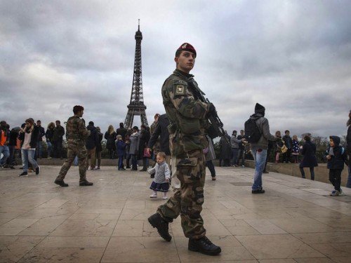 FranceSoldierEifelTowerParis-500x375