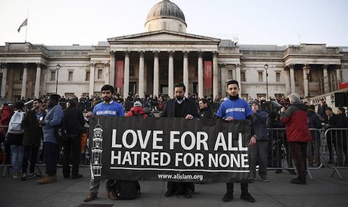 LondonAttackVigilLoveSignMarch2017