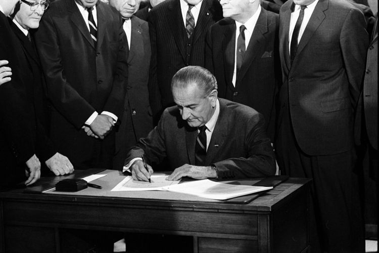 1200px-LBJ_signing_Civil_Rights_Act_of_1968_ppmsca.03196