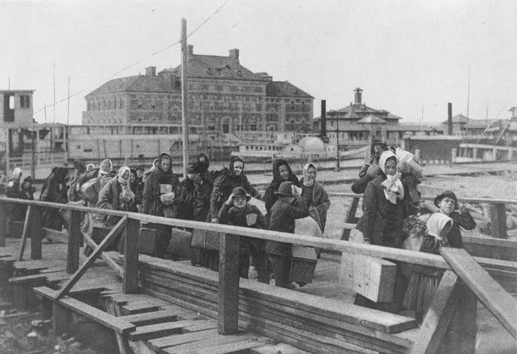 Ellis_island_1902