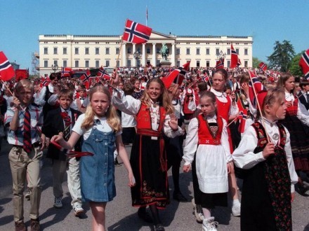 children-parade-royal-palace-olso-norway_11910_600x450_1_