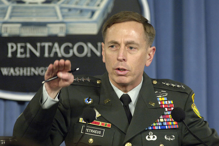 1280px-David_H._Petraeus_press_briefing_2007_1_