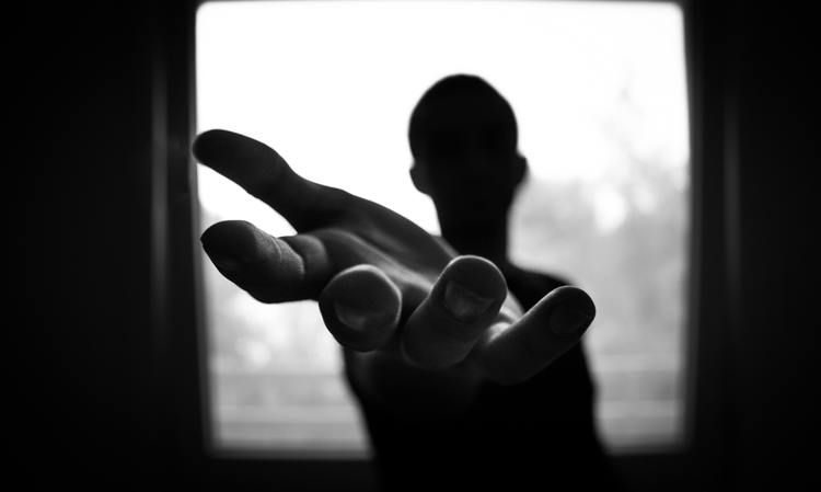 man-s-hand-in-shallow-focus-and-grayscale-photography-167964_1_