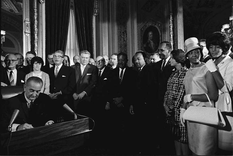 lyndonjohnson-signs-voting-rights-act-of-1965-7baf16